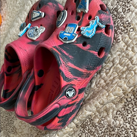 CROCS Kids Red and Black Detroit Lions Sandals with Sports Charms size J1 - Picture 5 of 8